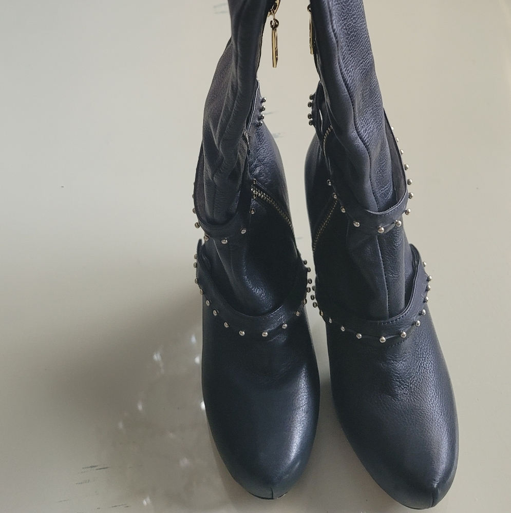 Boots - Picture 4 of 6